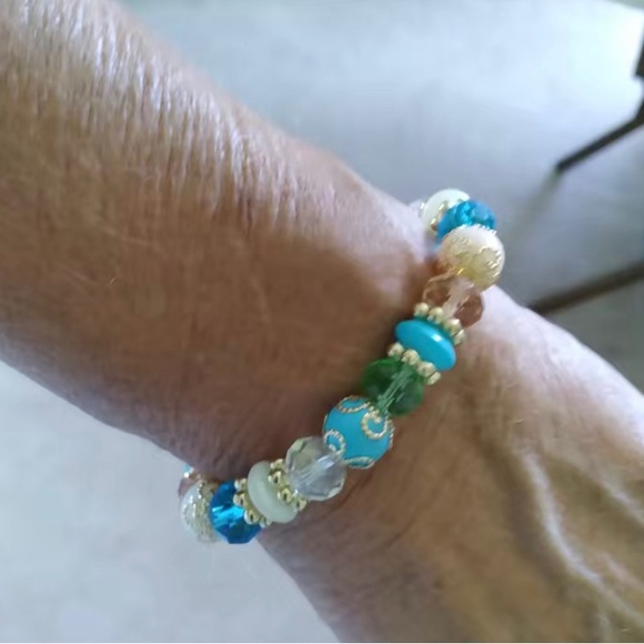 Beautiful Layered Bracelet Set. “I ❤️ U” on gold charm said in many languages - Picture 4 of 9